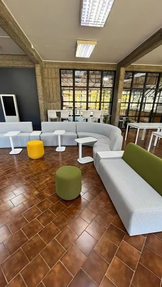 📚✨ Proyecto Sala de Lectura Ximena Navarro

En la Biblioteca de la Universidad Católica de Temuco, desarrollamos un espacio pensado para potenciar la lectura, el estudio y la permanencia.

Nuestra intervención se centró en la habilitación de un entorno funcional, cómodo y coherente con su contexto, a través de la incorporación de mobiliario cuidadosamente seleccionado: sillas, taburetes, sofseating, escritorios y módulos de almacenamiento que permiten un uso versátil y eficiente del espacio.

Este proyecto no solo mejora la experiencia de quienes habitan la biblioteca, sino que también se integra respetuosamente a un lugar que rinde homenaje a la trayectoria de Ximena Navarro Harris.

Seguimos aportando al fortalecimiento de espacios educativos con soluciones de mobiliario de alta calidad.

#Arquitectura #DiseñoInterior #Mobiliario #EspaciosEducativos #Biblioteca